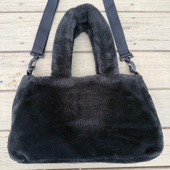 Nike Sportswear Faux Fur 10L tote bag in black - Picture 8 of 16